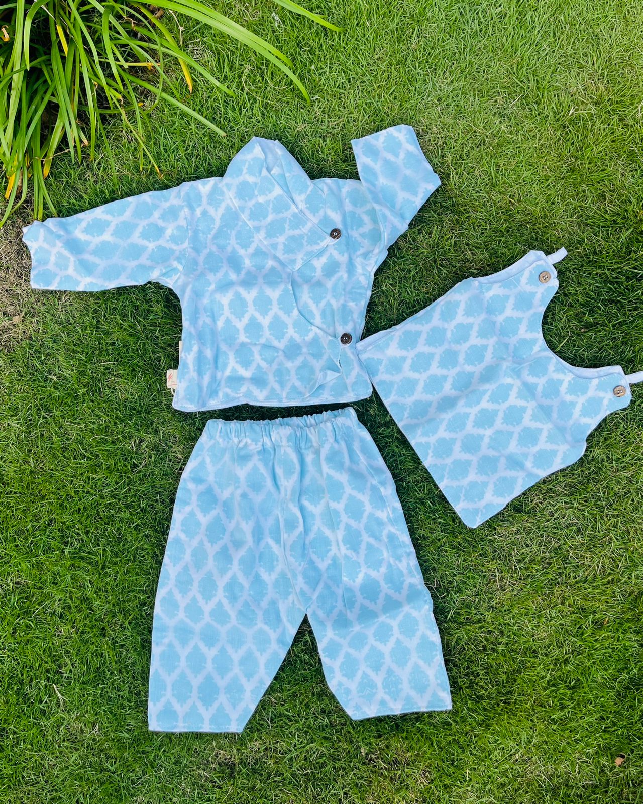 GENDER-NEUTRAL BABY CLOTHES